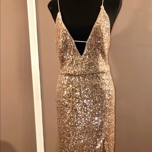 Gold fitted dress with slit at the bottom